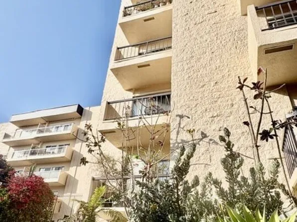 622 S Barrington Ave APT 408, Los Angeles, CA 90049