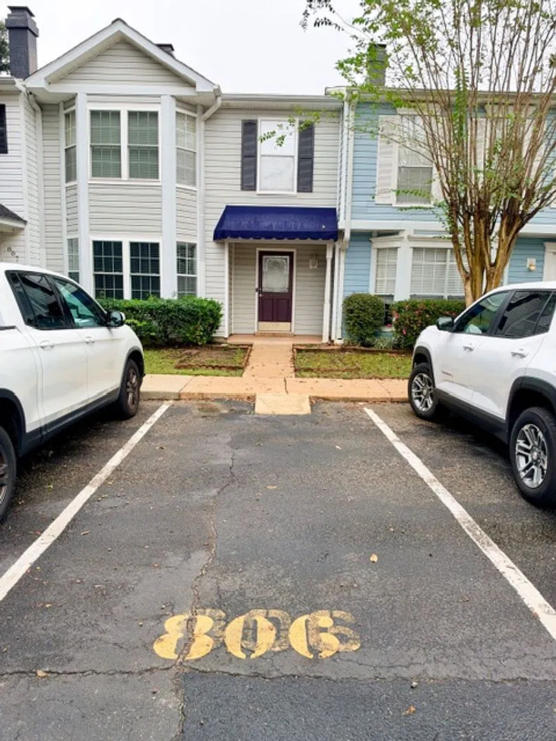 Updated Willow Brook Townhome — Photo 2