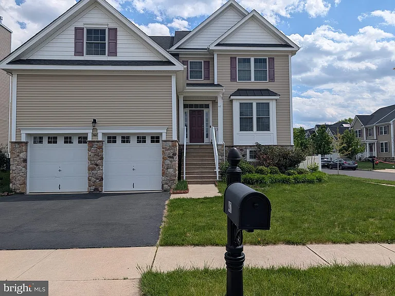 47 Thomas Dr — Photo 2