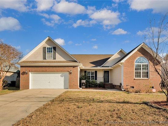 1111 Thistle Gold Dr, Hope Mills, NC 28348