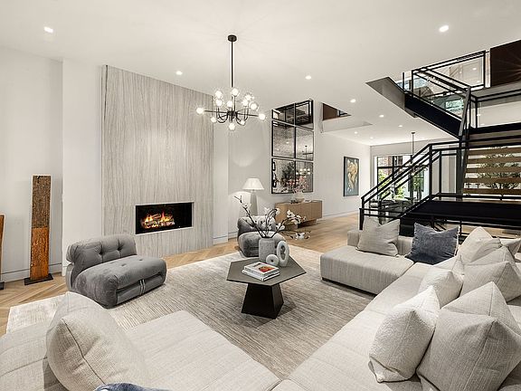 5th image of 250 W 73rd St #Townhouse 1