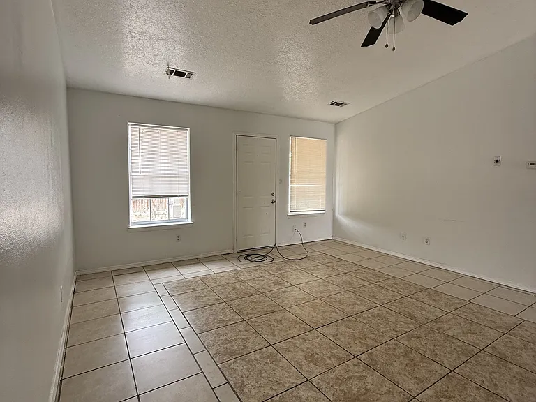 1140 SE Elm Ct — Photo 5