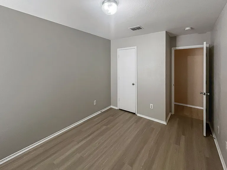 2325 Kingsway Dr — Photo 10