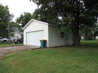 690 Christiana St, Beckemeyer, IL 62219