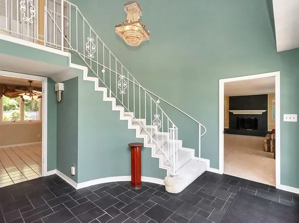 1283 Spring Valley Dr E, Mobile, AL 36693