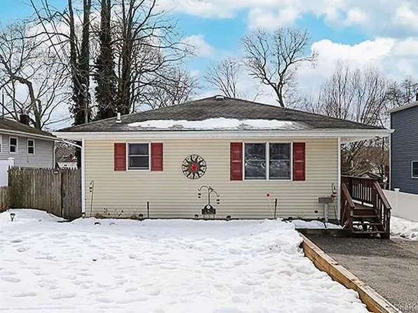 6 Oakdale Avenue, Selden, NY 11784