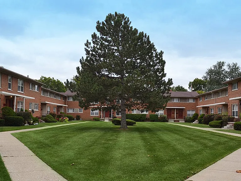 Stratford Villa - Oak Park, MI — Photo 5