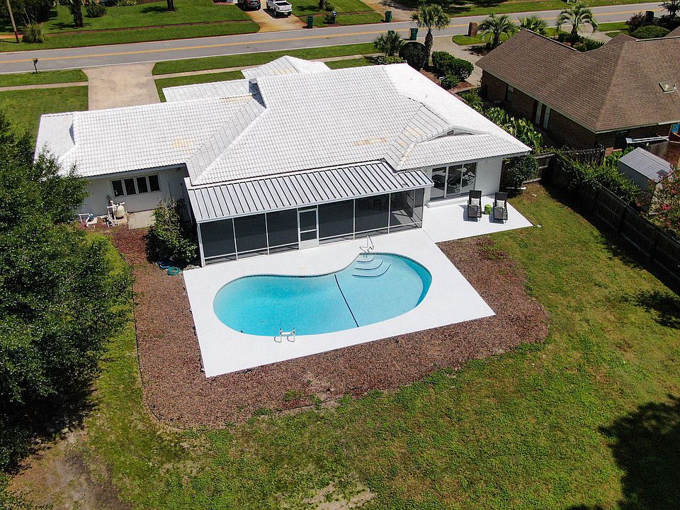 1st image of 85 Country Club Dr W