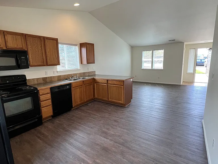 2655 NE 3rd St — Photo 5