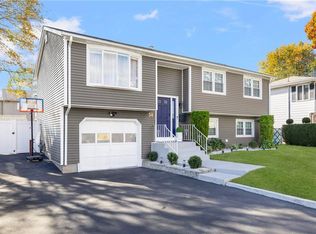 54 Salem Ave, Cranston, RI 02920