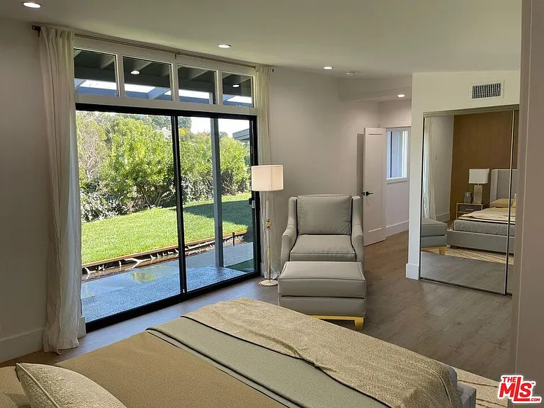 15434 Mulholland Dr — Photo 14