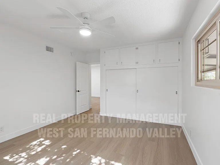 12920 Aetna St — Photo 32