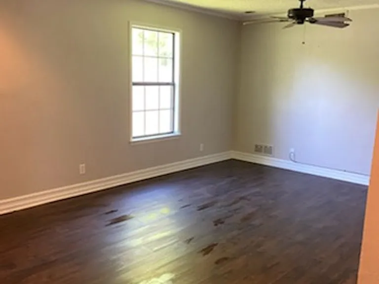 1107 Esma St — Photo 2
