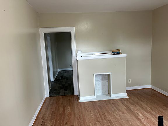 2nd image of 927 W Scott Ave