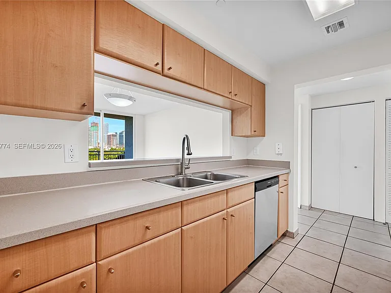 2475 Brickell Ave — Photo 14
