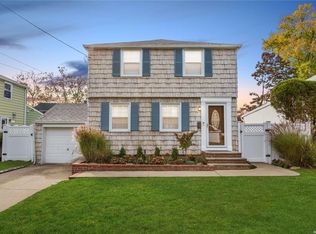 5 Roydon Dr W, North Merrick, NY 11566