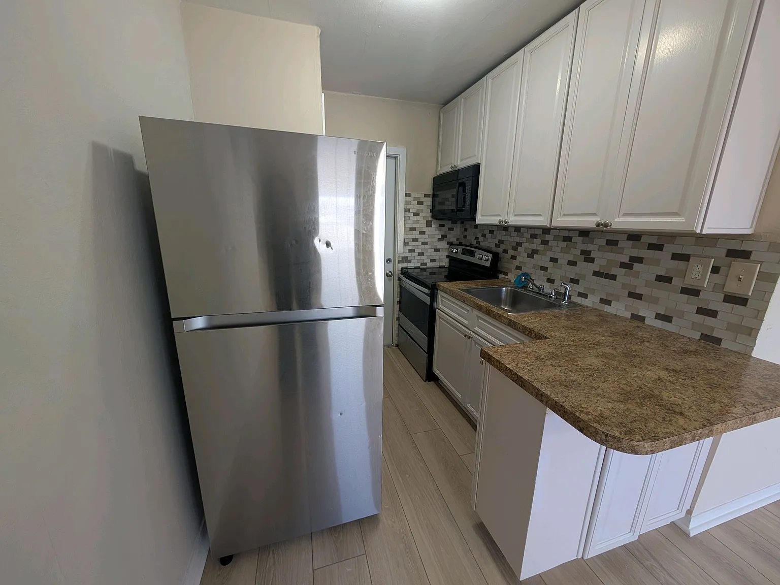 2 bed, 570 sqft, $1,800 — Photo 2