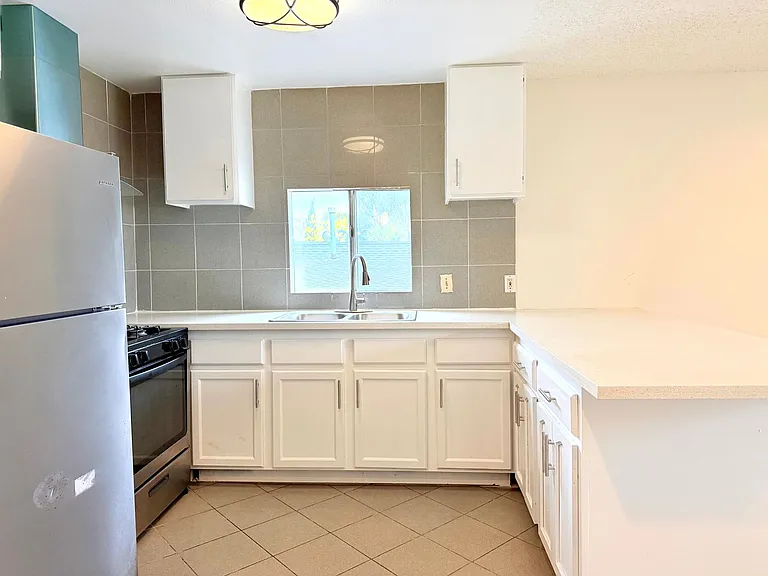 5440 - 5442 Lemon Grove Av — Photo 6