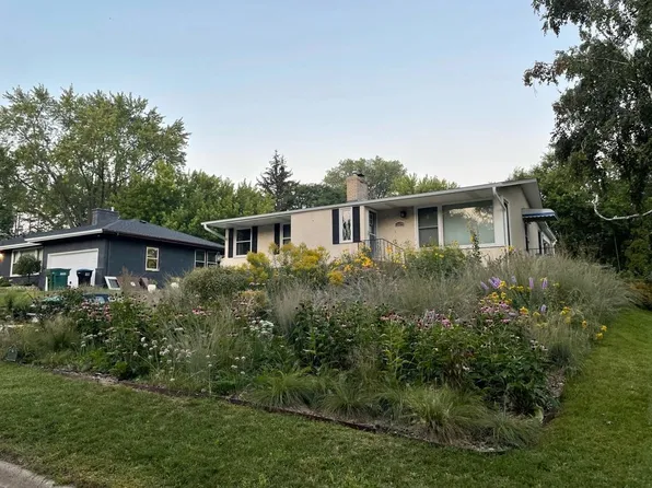 2479 Oxford St N, Roseville, MN 55113