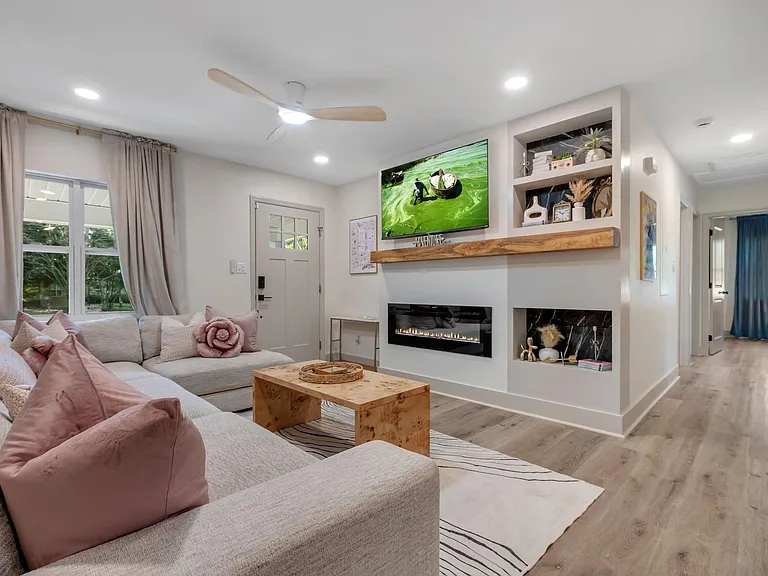 2412 Surrey St — Photo 3