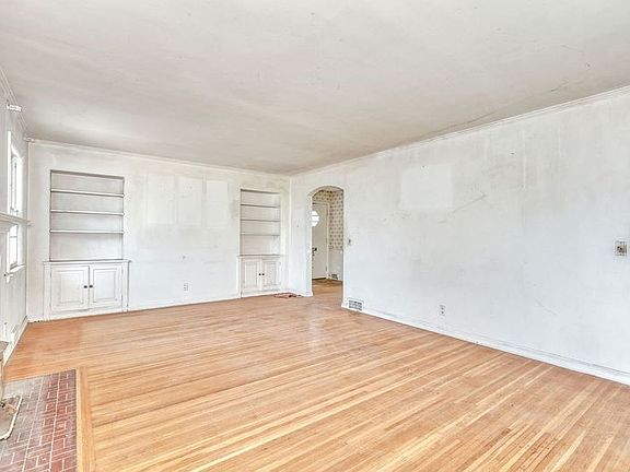 6th image of 262 Commodore Pkwy
