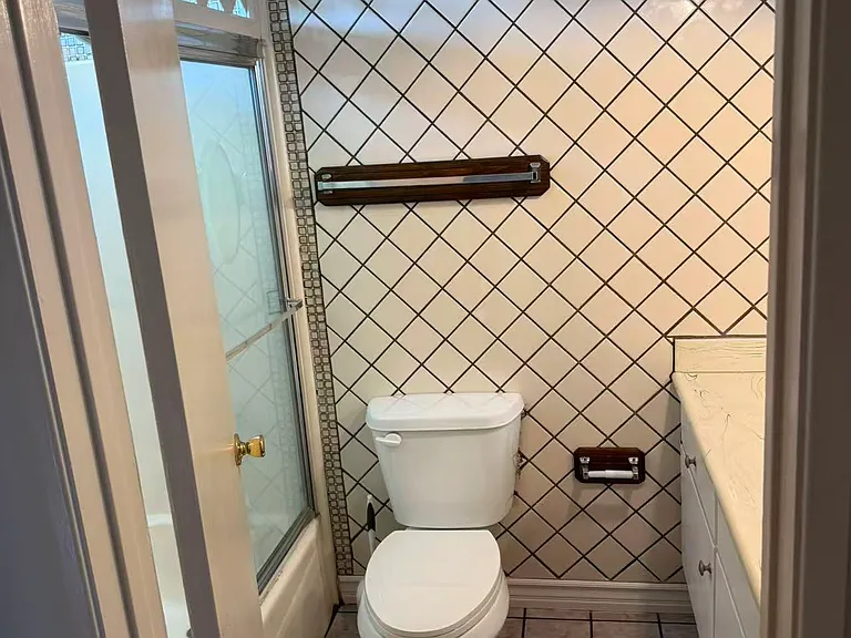 2 floor full bath