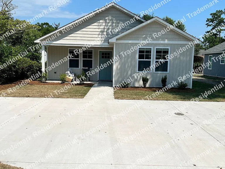 109 Avondale Ave — Photo 2