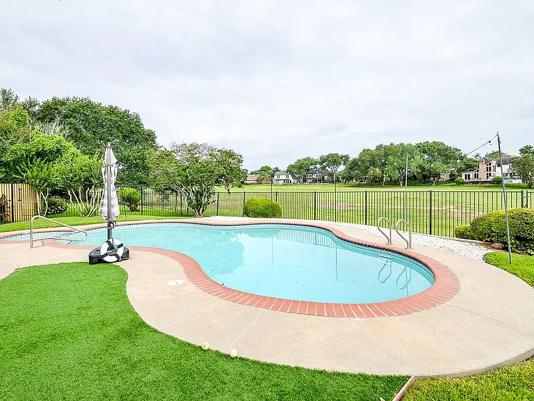 2106 Glenn Lakes Ln — Photo 1