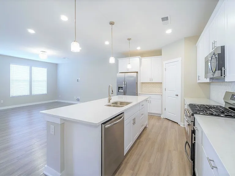 808 Lew St — Photo 12