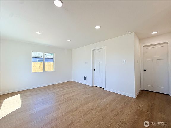 4th image of 615 S Hawthorne Street