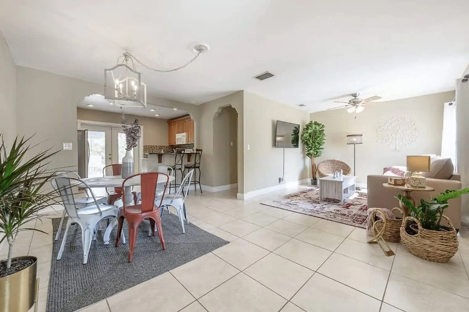 3 bed, 2.0 bath, $4,027 — Photo 2