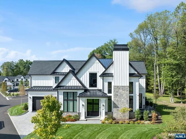 5 Stone Bridge Ct, Demarest, NJ 07627