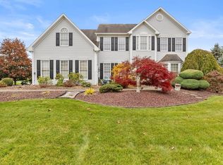 7 Wayshire Dr, Penfield, NY 14526