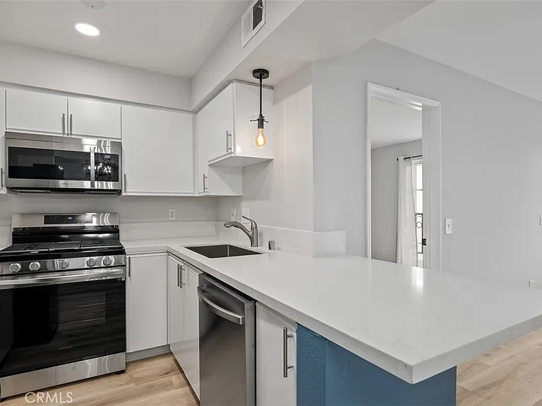 801 Pine Ave #401 — Photo 7