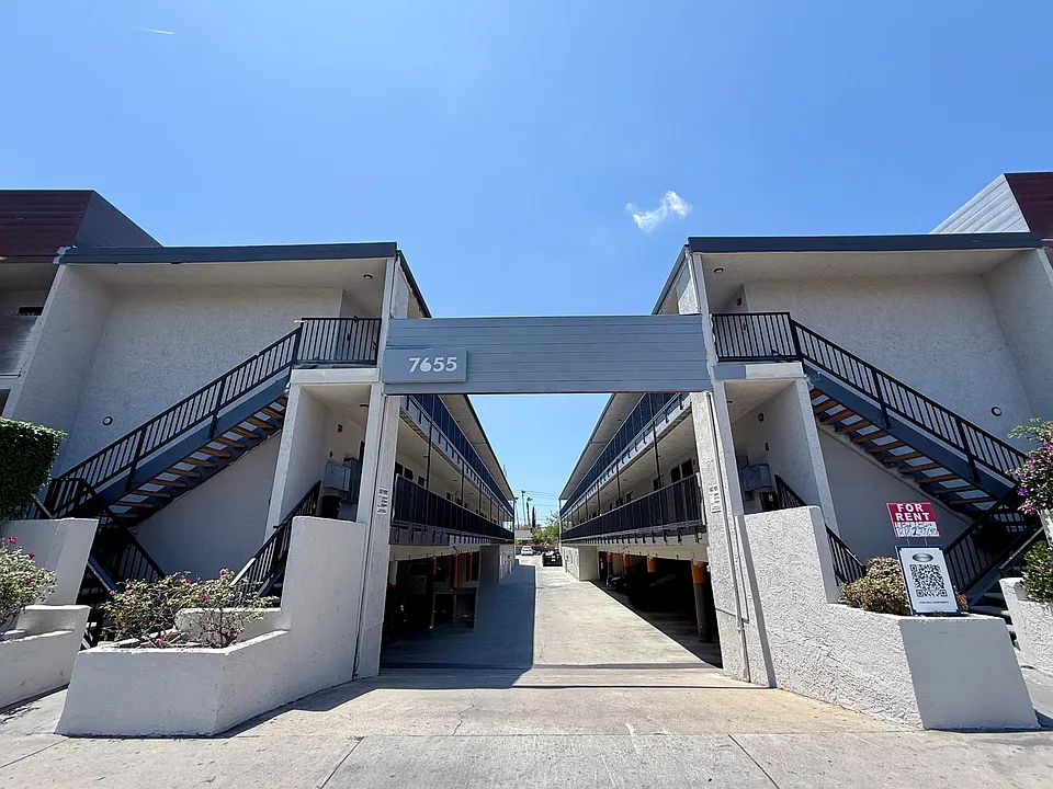 N Lankershim Blvd