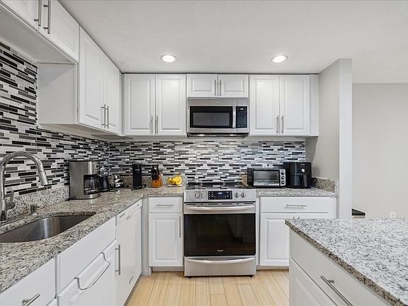 4th image of 14 Bourbon St APT 32