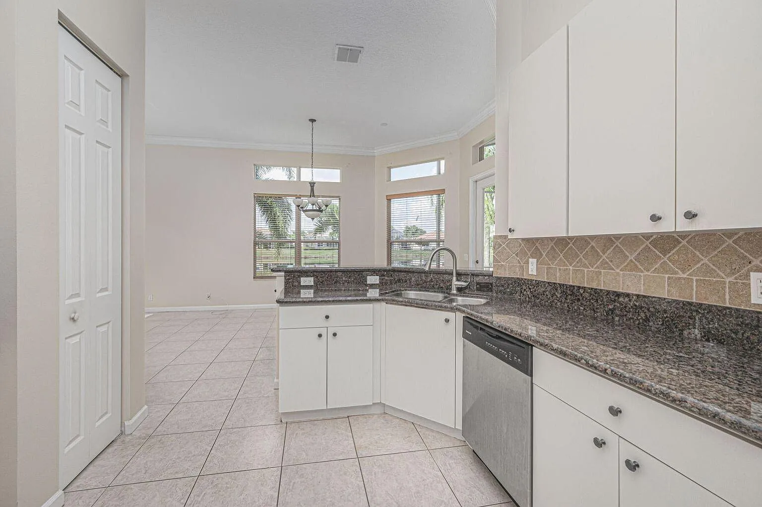 4 bed, 2.0 bath, 2487 sqft, $3,100 — Photo 4