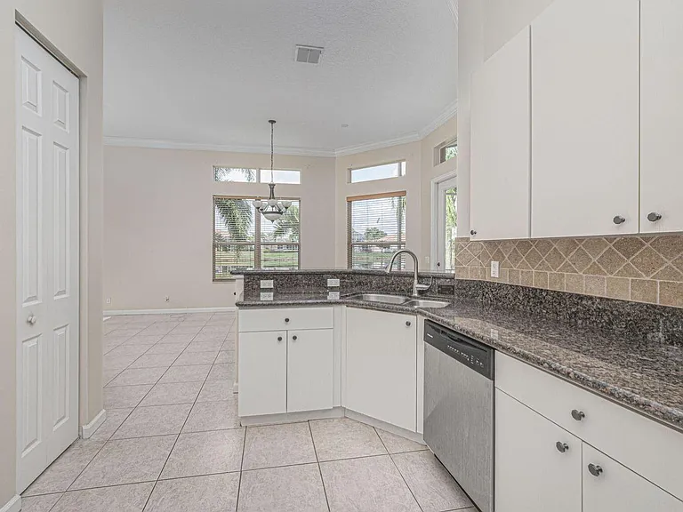 137 NW Magnolia Lakes Blvd — Photo 4