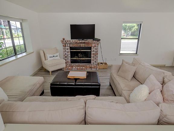 3rd image of 721 Brookside Dr