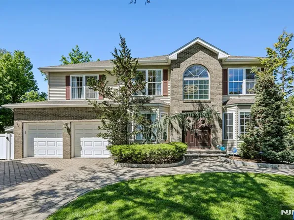 745 Gettysburg Pl, Paramus, NJ 07652
