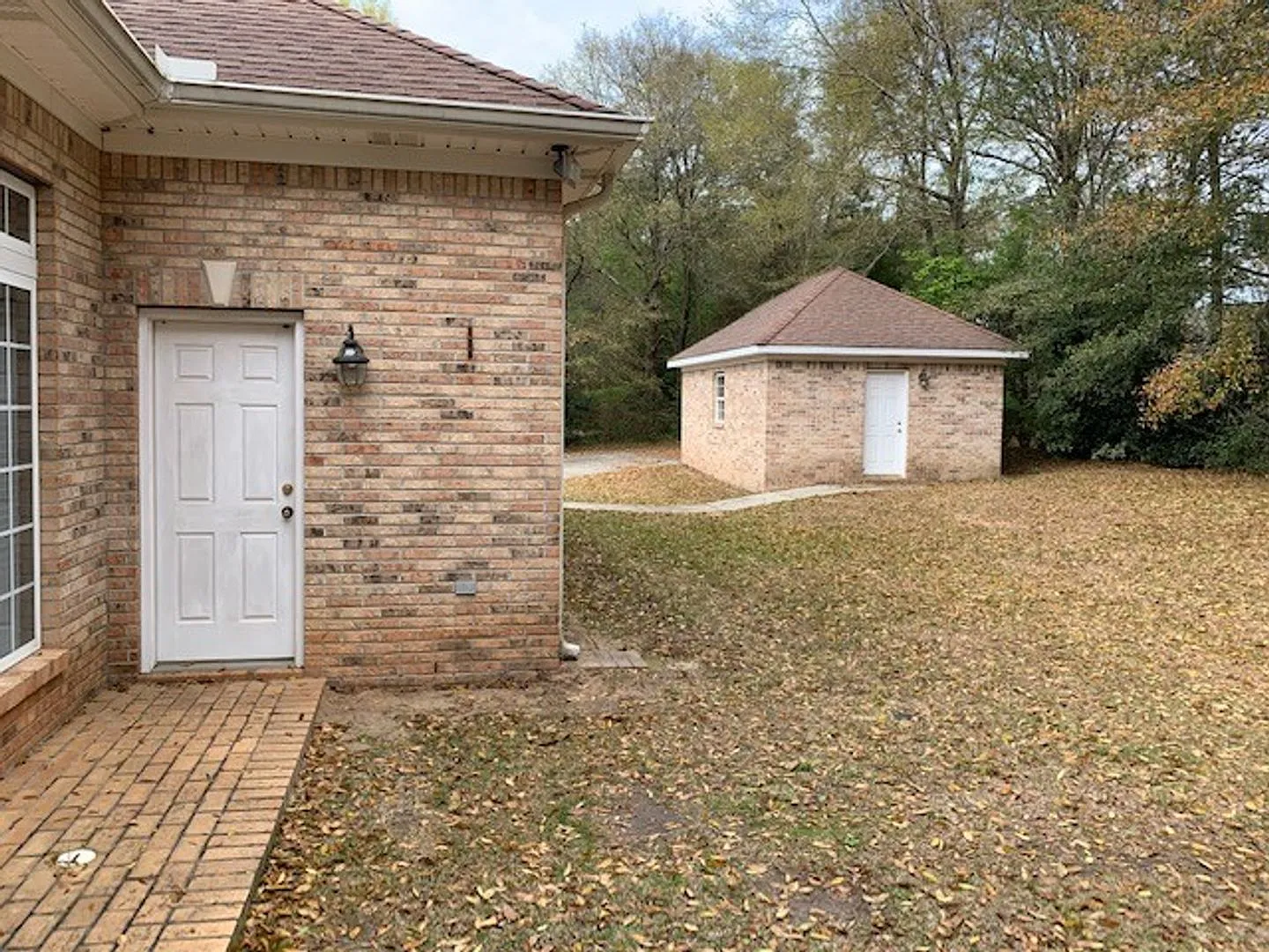 Large Brick Home 5/3 Three Car Garage — Photo 3