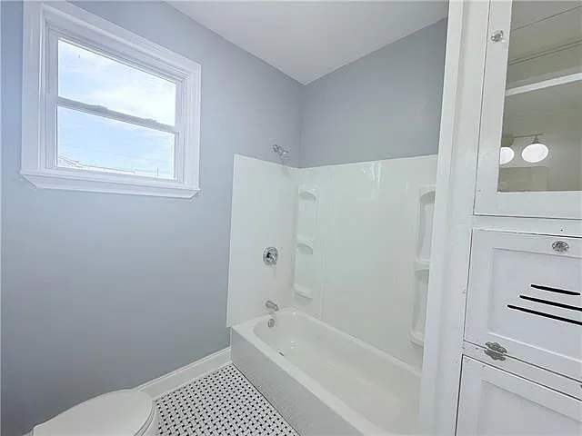 3 bed, 1.0 bath, 1200 sqft, $1,850 — Photo 3