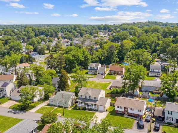 7665 Cedar Dr, Pasadena, MD 21122