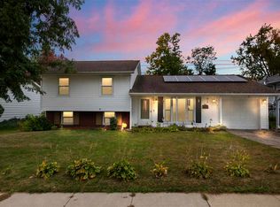 52 W Post Rd NW, Cedar Rapids, IA 52405