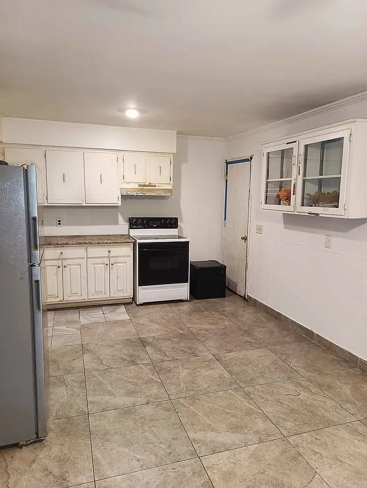 4 bed, 1.5 bath, 1200 sqft, $1,595 — Photo 3