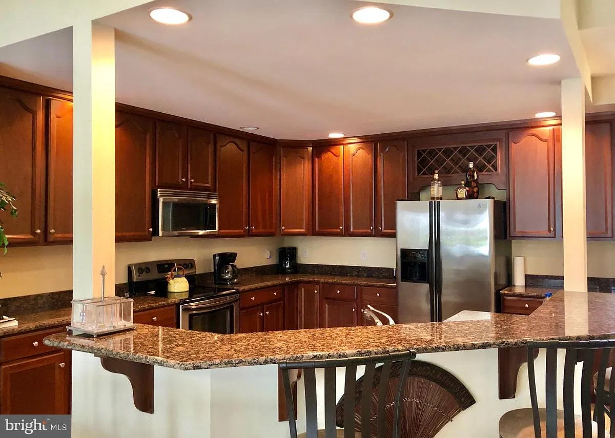 3 bed, 2.5 bath, 2414 sqft, $2,150 — Photo 2