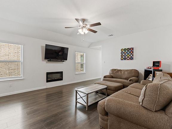 4th image of 3916 Oak Creek Cir