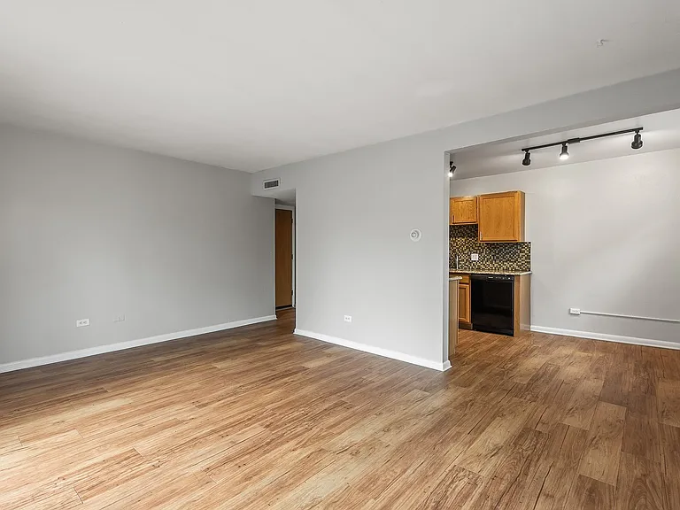 1333 N York St — Photo 9