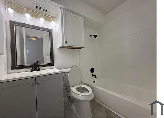 9813 Walnut St #302 — Photo 4