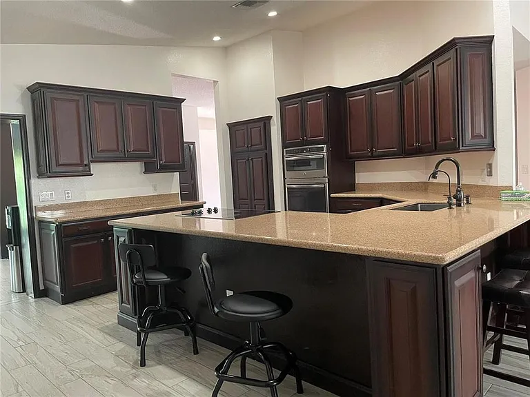 1858 N Prairie Dunes Ct — Photo 4